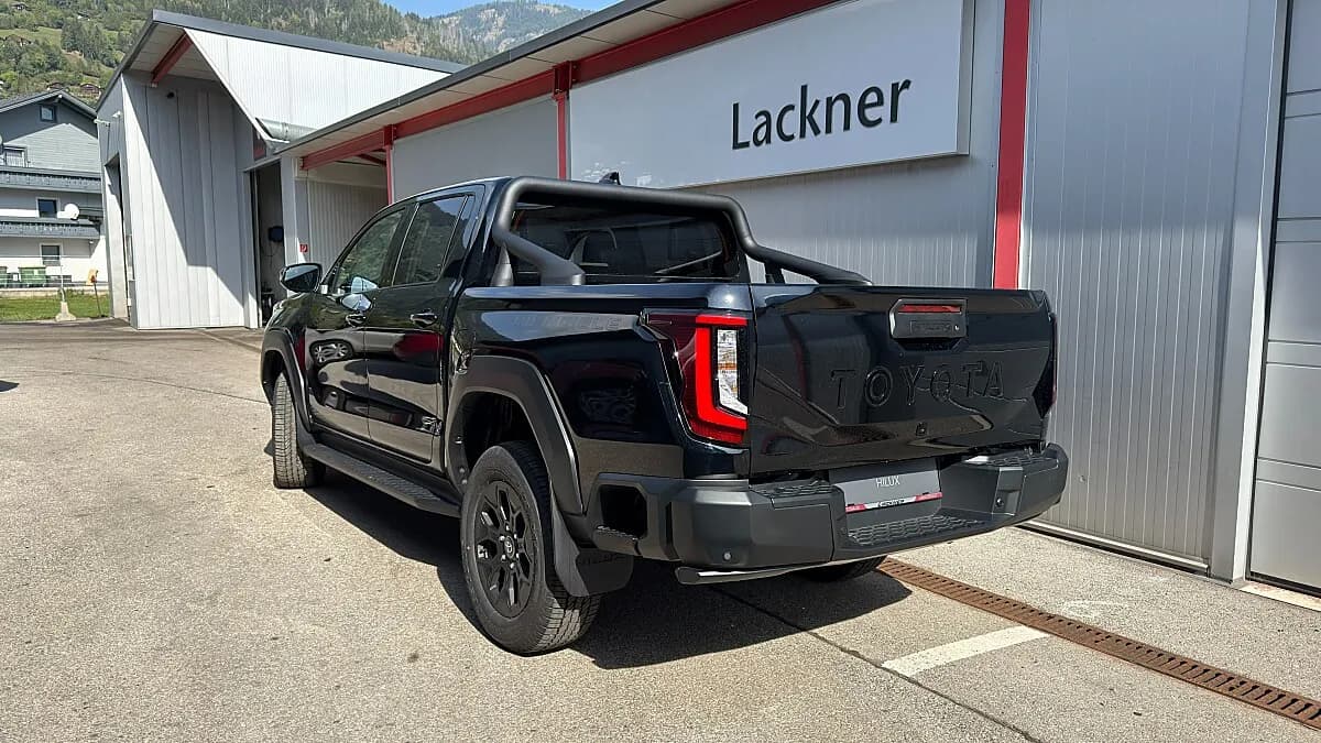 Toyota Hilux DK Invictible 2,8 D-4D MHEV 4WD Aut. Pickup – Bild 2